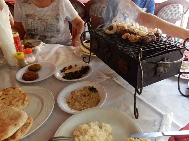 Mittagessen mit Tischgrill