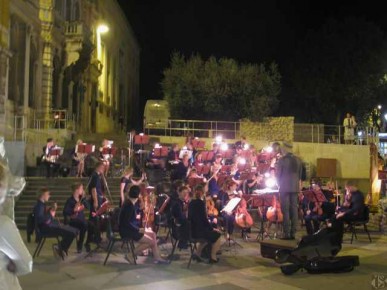 Orchester am Triumphbogen